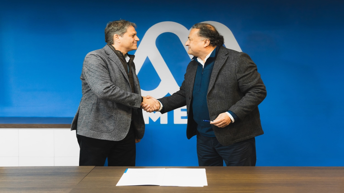Momento en que el Director Ejecutivo de Megamedia, Javier Villanueva y el CEO de Santiago Climate Exchange, Algo Cerda, firman el convenio