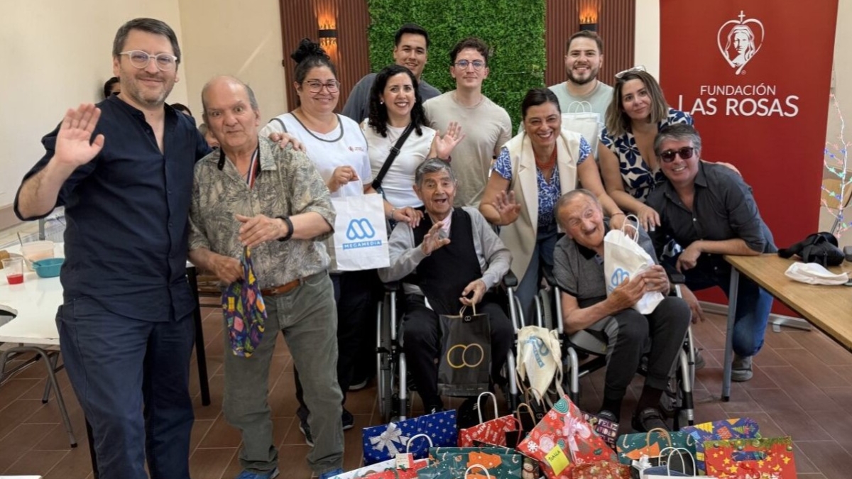 Voluntarios Megamedia junto a abuelos de la Fundación las Rosas